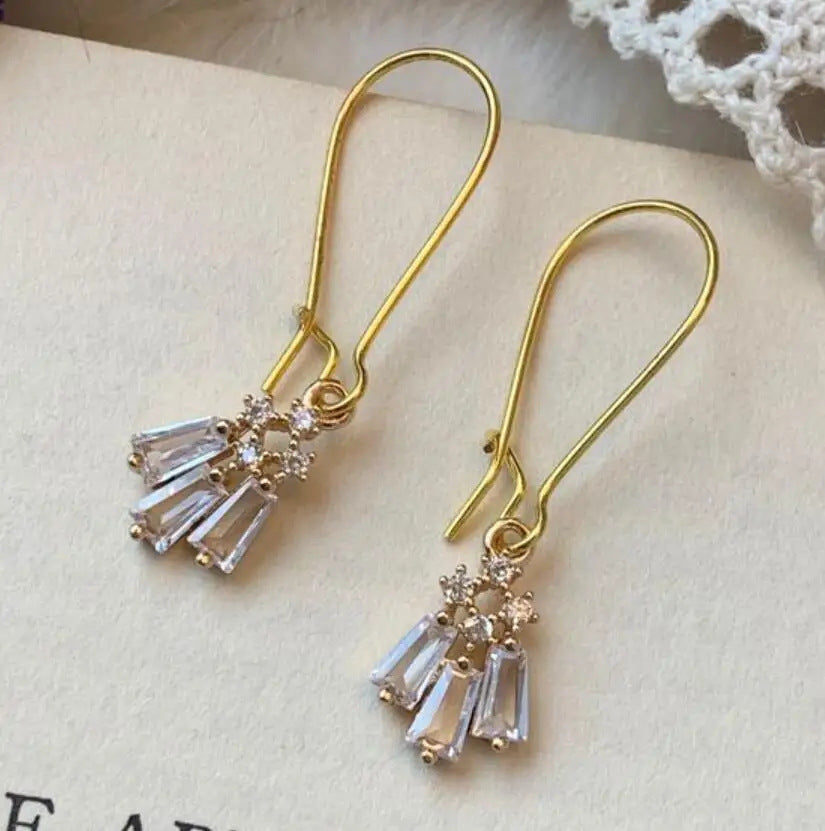 Graceful And Fashionable Design Sense Slightly Inlaid Zircon Scallop Earrings Personality