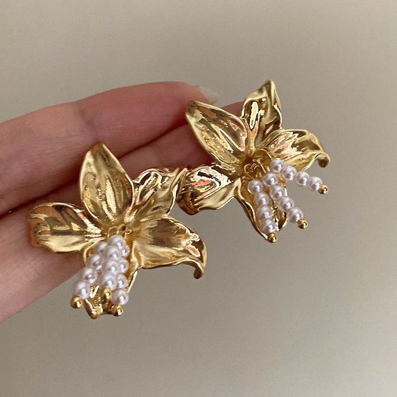 Exaggerated And Personalized Pearl Flower Earrings