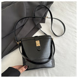 Hand Holding Bucket  Women's One Shoulder Crossbody Bag