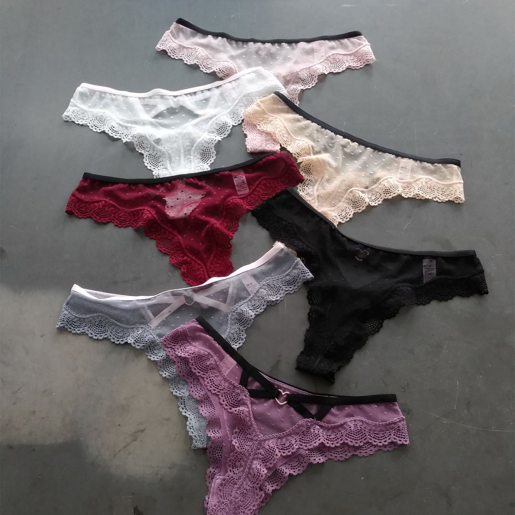 Women's thong with lace trim